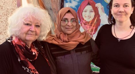 Anja, Brechtje en Sabrien Najjar bij het portret van haar omgekomen dochter Razan
