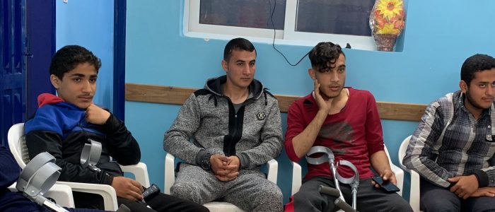 Jongens op krukken in Gaza