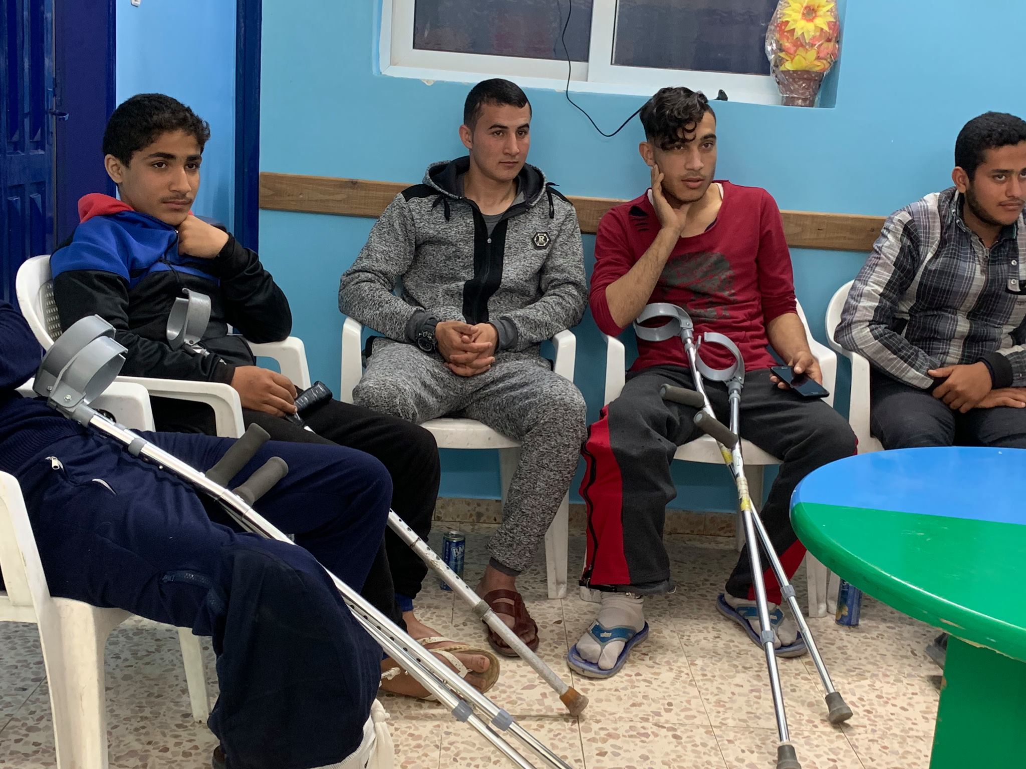 Jongens op krukken in Gaza