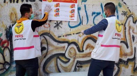 Medewerkers van de Palestinian Medical Relief Society verspreiden posters in Gaza om mensen bewust te maken van het besmettingsgevaar van het coronavirus.